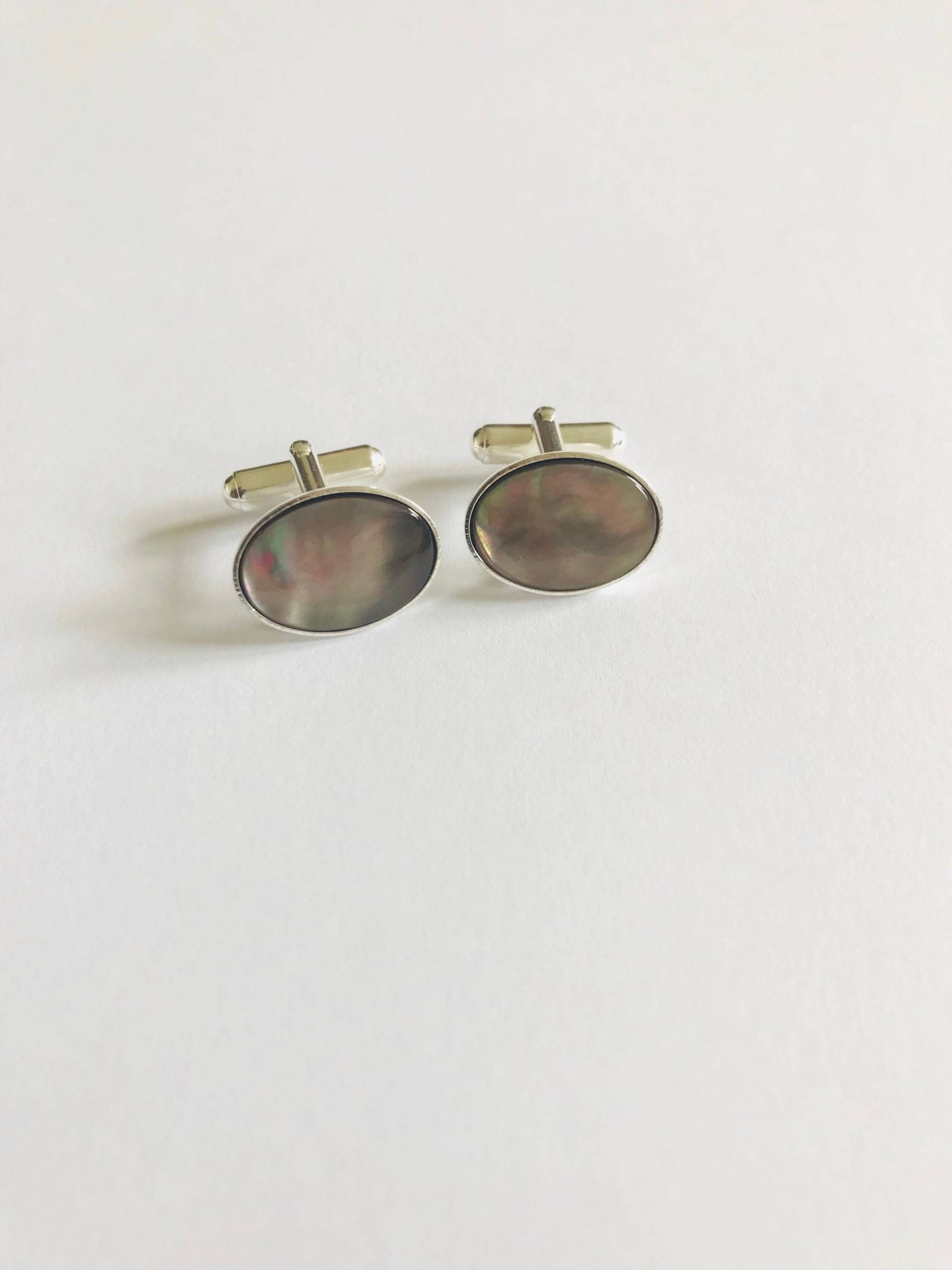 Handgefertigte Schwarze Manschettenknöpfe Aus Perlmutt Versilberte Basis von TamsinDjewellery