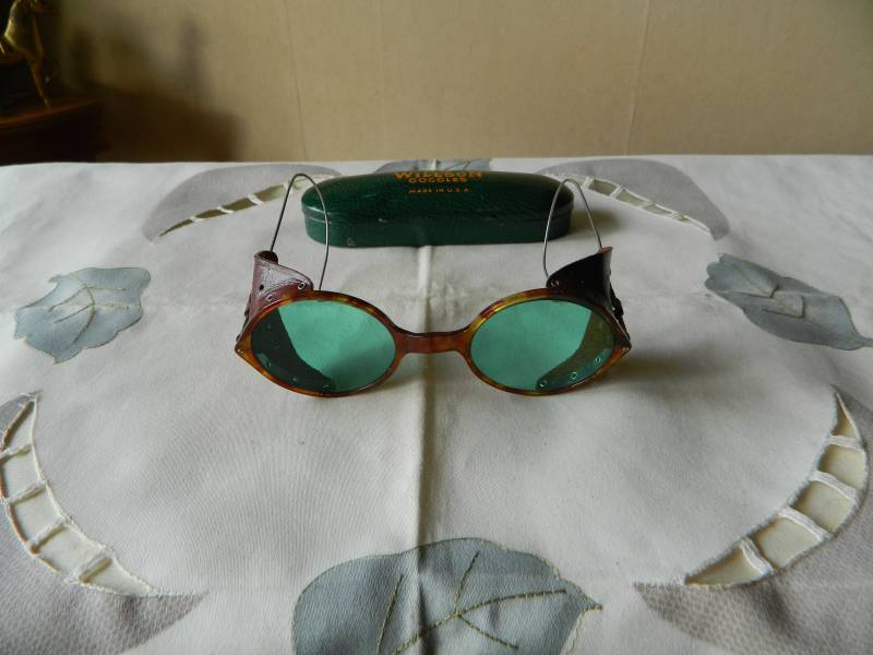 Vintage Willson Motorradbrille Smaragdgrüne Gläser, Original Blechtasche von Tamtasvintage
