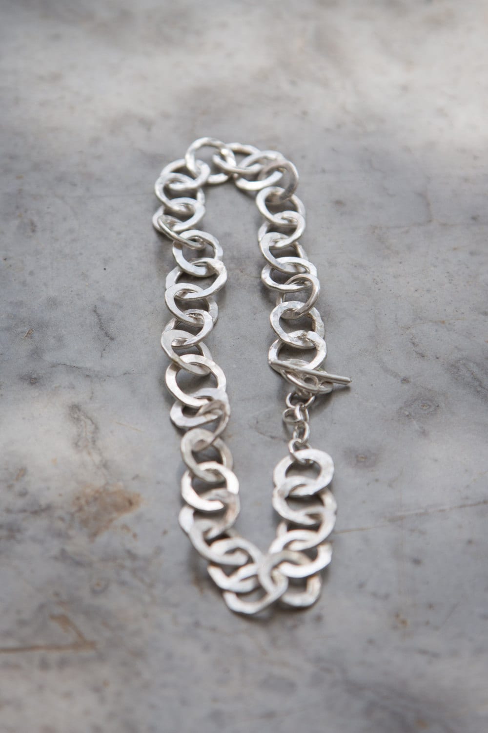 Einzigartige Silber Kette. Handgemachte Silberkette Im Rustikalen Stil. Designer Armband. Handgeschmiedet. Versandfertig. Matt Einzigartige Silber Kette. Handgemachte Silberkette Im Rustikalen Stil. Designer Armband. Handgeschmiedet. Versandfertig. Matt von TamyZurTachshit