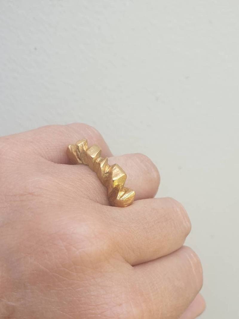 Gold Facettierter Ring. Rustikales Rohes Design. Statement Urlaubsgeschenk. Matte Oberfläche. Designer Kostenloser Versand. Geschenk von TamyZurTachshit