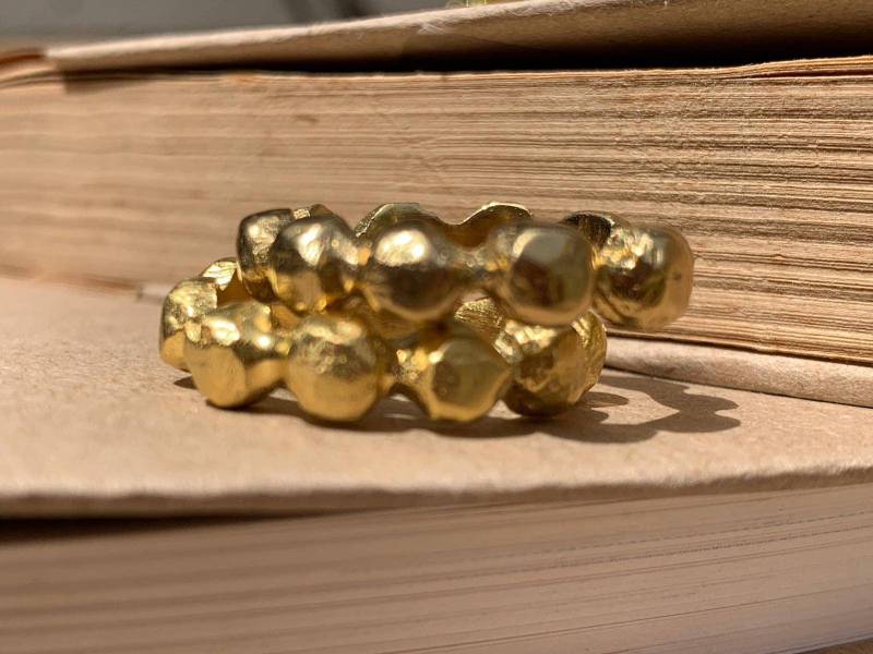Gold Kreise Ring. Dots Rustikaler Rohdesign Statement Urlaubsgeschenk. Matte Oberfläche. Designer Kostenloser Versand von TamyZurTachshit