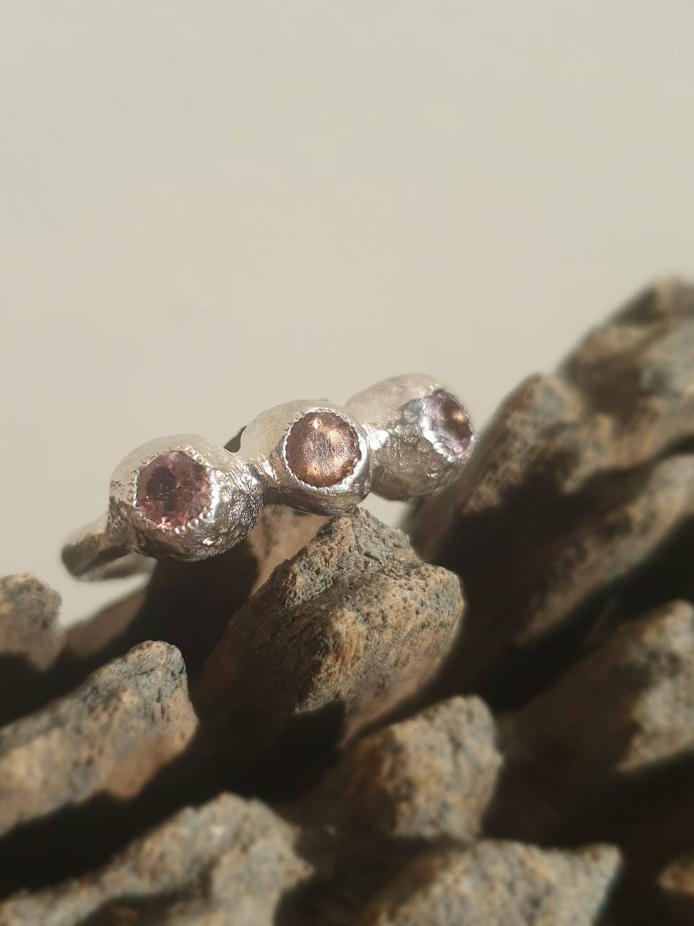 Handgemachte Pink Turmalin Sterling Silber Ring Chunky Drei Stein Statement Handgemachte Pink Turmalin Sterling Silber Ring Chunky Drei Stein Statement von TamyZurTachshit