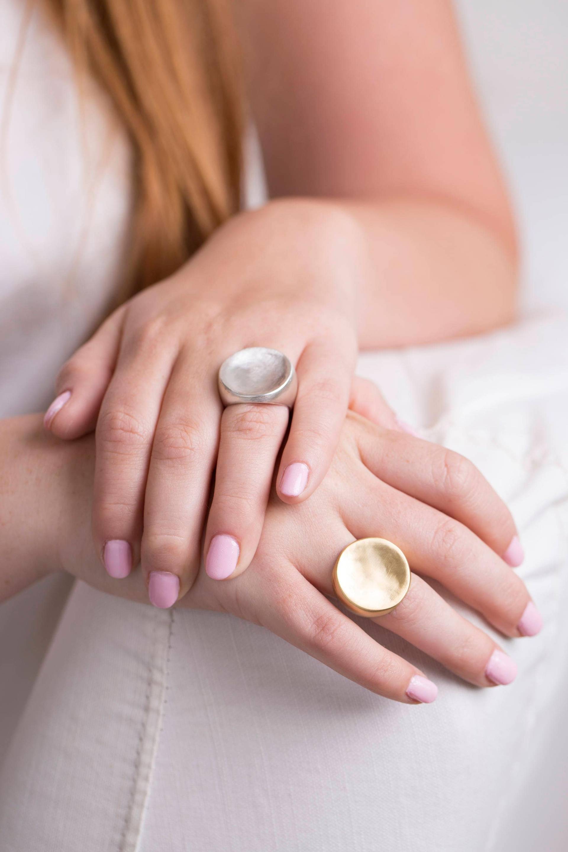 Sterling Silber Flacher Ring. Cocktail Ring. Statement Handgefertigt. Designer Matte Oberfläche. Schlichtes Design. Urlaubsgeschenk. Kostenloser Sterling Silber Flacher Ring. Cocktail Ring. Statement Handgefertigt. Designer Matte Oberfläche. Schlichtes Design. Urlaubsgeschenk. Kostenloser von TamyZurTachshit