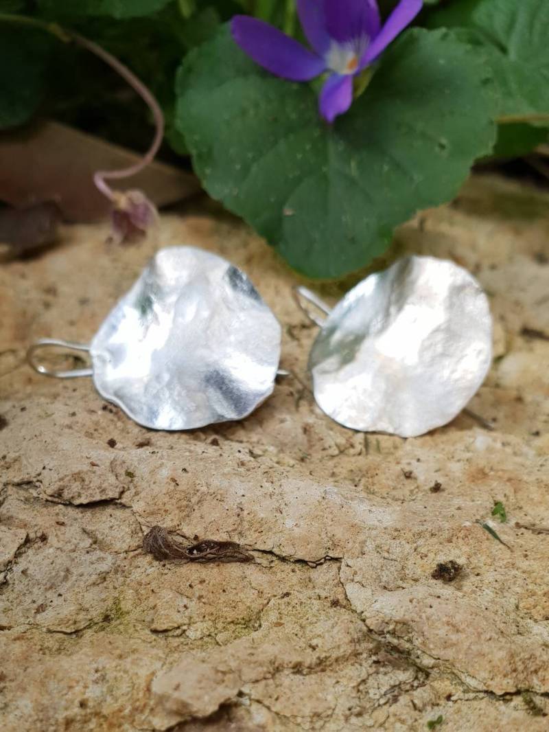 Sterling Silber Scheibe Statement Runde Ohrringe. Gehämmert Baumeln Ohrringe von TamyZurTachshit