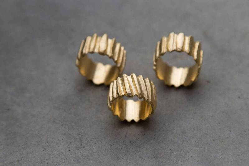 Strukturierter Bandring. Rustikaler Gold Ring. Festes Breitband. Statement Bandring, Raw Design. Frauen Eide Mattes Finish. Urlaubsgeschenk von TamyZurTachshit