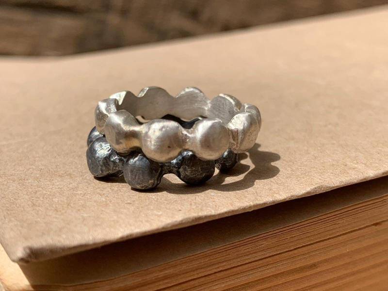 Unisex Ring Aus 925Er Sterling Silber. Punkte Rustikales Design Band. Rustikaler Statement Ring. Designer von TamyZurTachshit