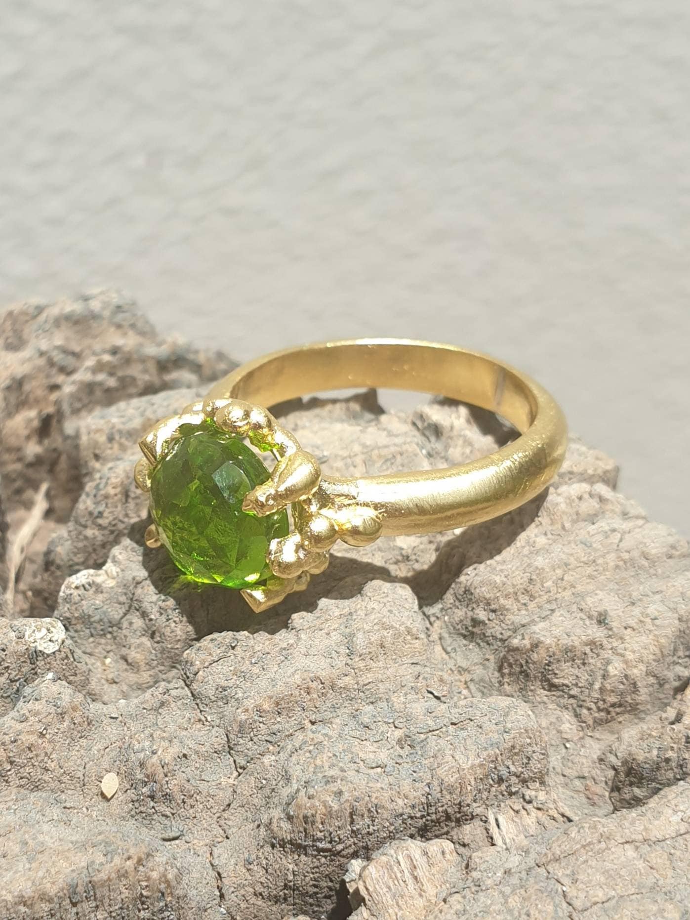 Vergoldeter Peridot Ring Handgemachtes Korallen Design, Alternative Verlobungsmöglichkeit von TamyZurTachshit