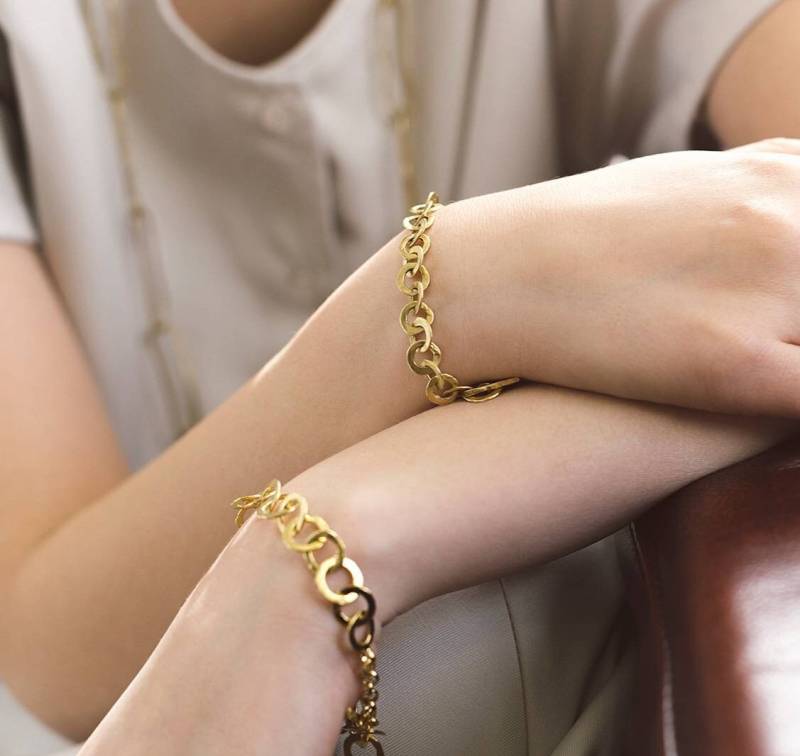 Handgeschmiedetes Vergoldetes Kettenglied Armband Mit Knebelverschluss von TamyZurTachshit