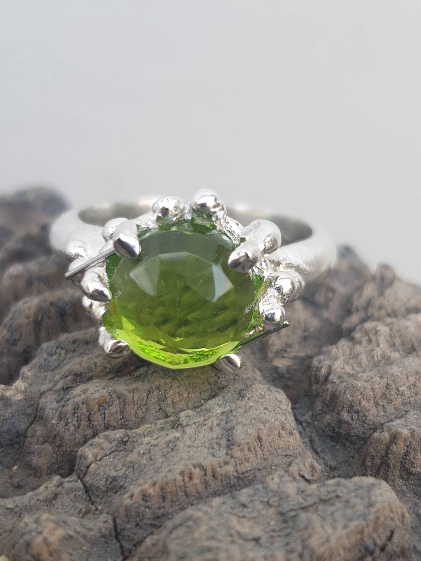 sterling Silber Peridot Ring Handgemachte Koralle Design, Grüner Edelstein von TamyZurTachshit