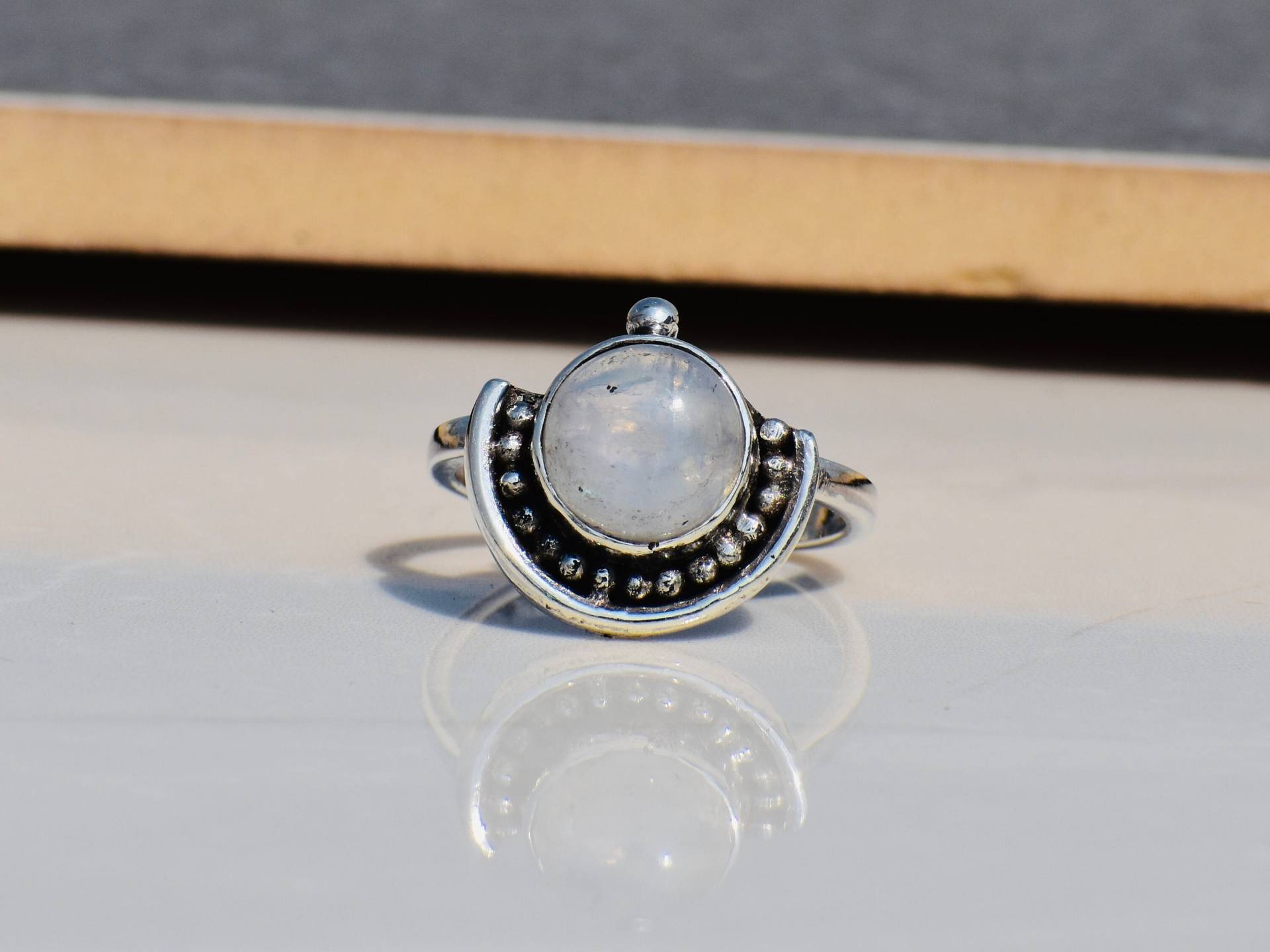 Natürlicher Regenbogen Mondstein Ring, Runder 925Er Sterling Silber, Boho Geschenke Für Sie, Handgefertigter Schmuck Natürlicher Regenbogen Mondstein Ring, Runder 925Er Sterling Silber, Boho Geschenke Für Sie, Handgefertigter Schmuck von TanaBanaJewelry