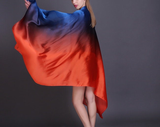 Seidiger Schal Für Frauen, Sonnenuntergang Himmel Ombre Seidensatin Schal, Orange&marineblauer Wickelschal, Verlobungsgeschenk, Personalisierter von TanaClothingShop