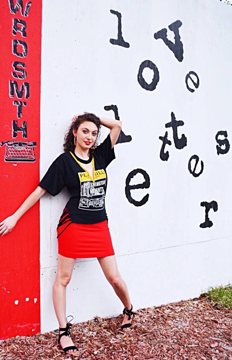 Washington Heights Play Bill Damen Grafik Schwarz T-Shirt/One Of A Kind Golden V T-Shirt Mit Flechtung Hinten, Passt Größen Klein Und Mittel von Tanamashop