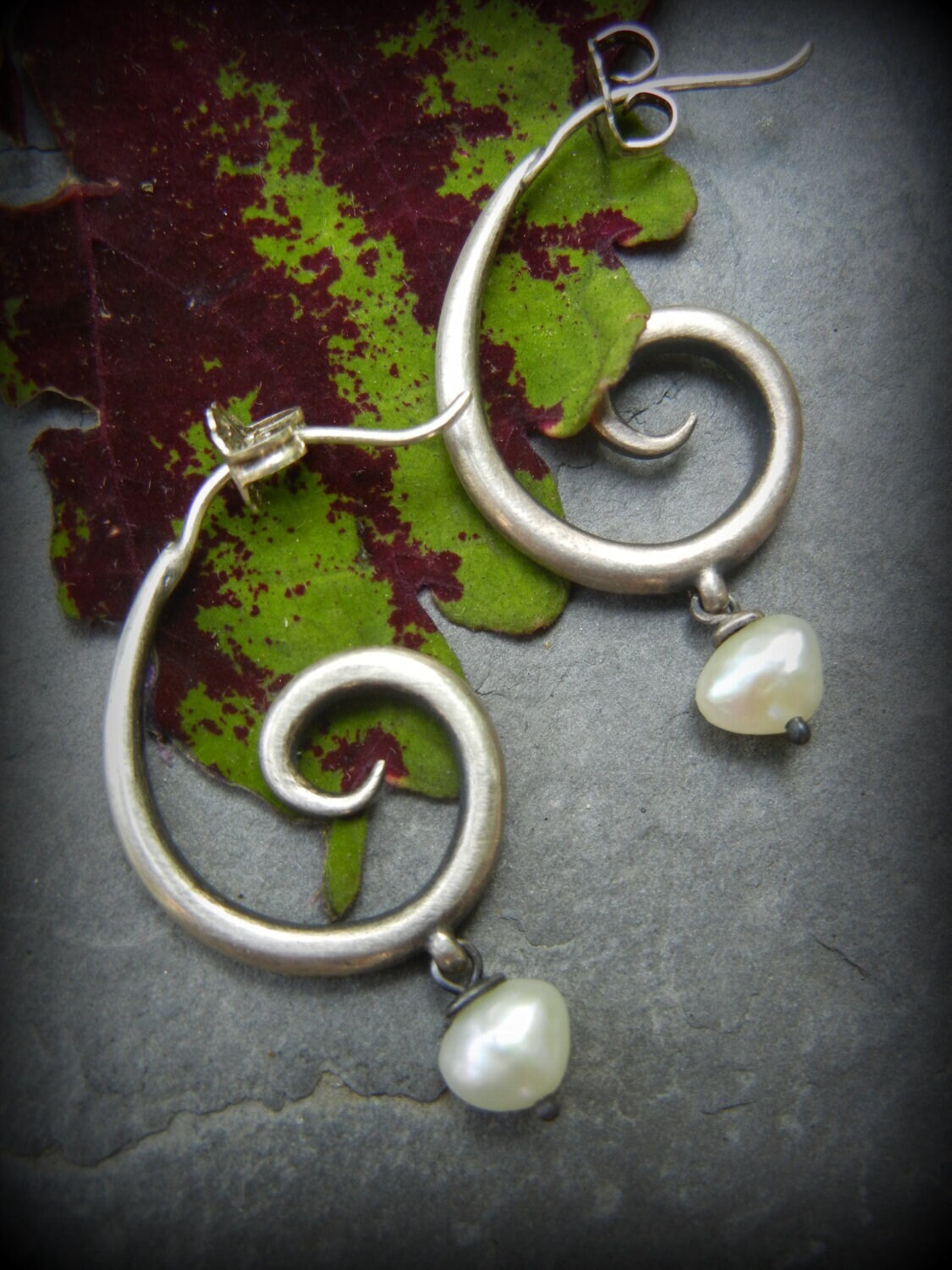 Creolen, Spiral Creolen Mit Süßwasserperlen, Silber Graue Perle Rosa Perlen, Minimalistisch Creolen, Spiral Creolen Mit Süßwasserperlen, Silber Graue Perle Rosa Perlen, Minimalistisch von TandBrie