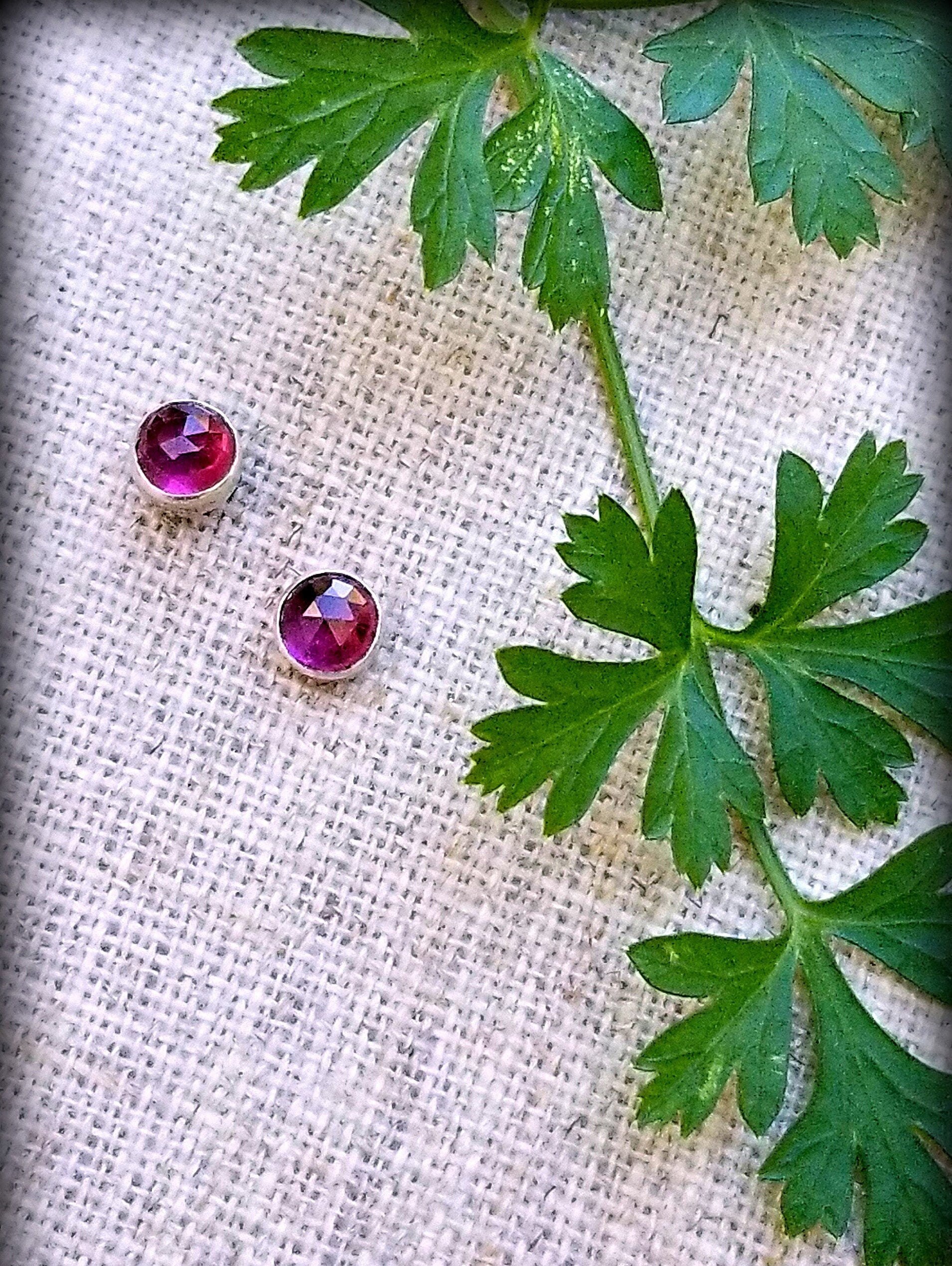 Granat Ohrstecker, Rose Cut Ohrringe, Minimalist Post Ohrring, Januar Geburtsstein, Lünette Gesetzt Ohrringe Granat Ohrstecker, Rose Cut Ohrringe, Minimalist Post Ohrring, Januar Geburtsstein, Lünette Gesetzt Ohrringe von TandBrie