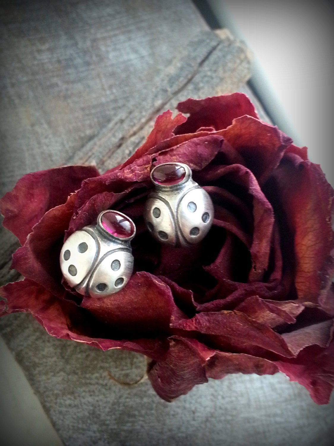 Marienkäfer Ohrringe, Silber Marienkäfer, Edelstein Ohrstecker, Granat Insekt Schmuck, Januar Birthstone Marienkäfer Ohrringe, Silber Marienkäfer, Edelstein Ohrstecker, Granat Insekt Schmuck, Januar Birthstone von TandBrie