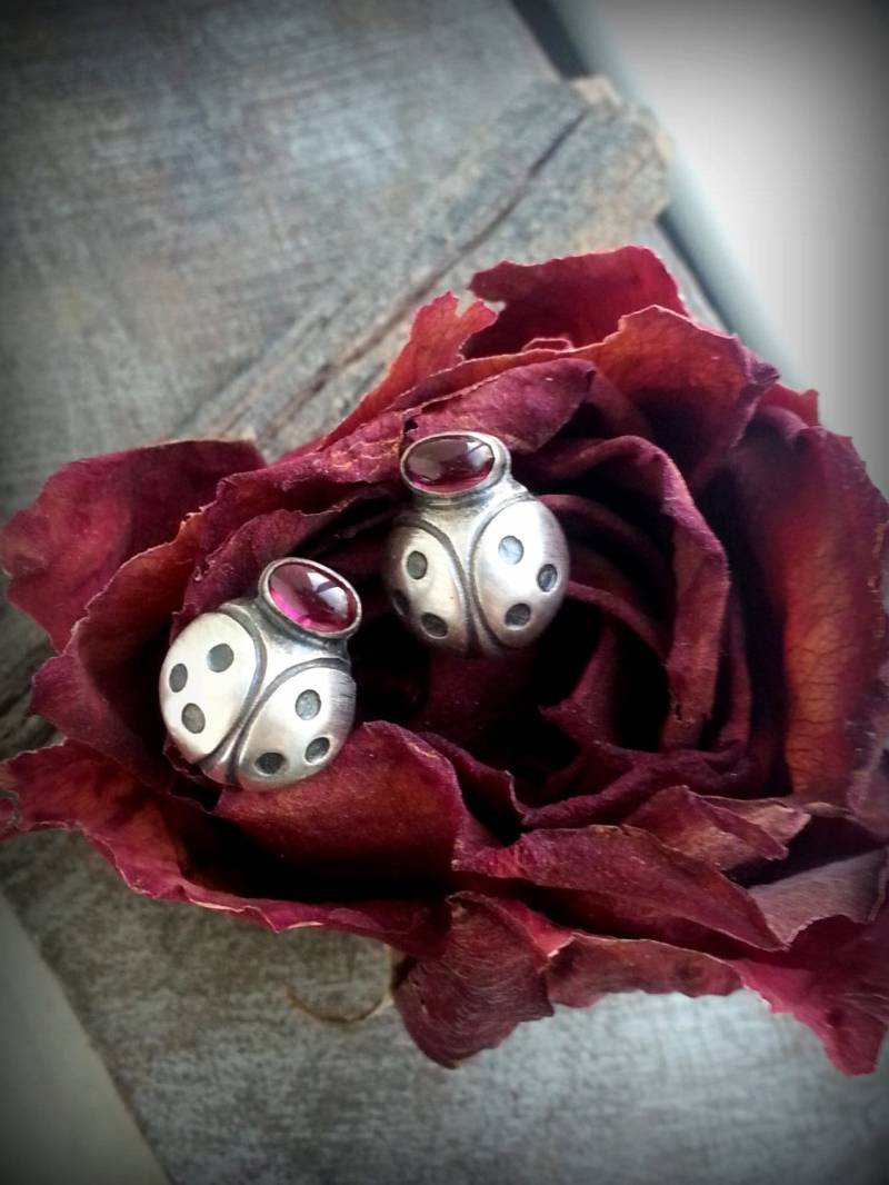 Marienkäfer Ohrringe, Silber Marienkäfer, Edelstein Ohrstecker, Granat Insekt Schmuck, Januar Birthstone Marienkäfer Ohrringe, Silber Marienkäfer, Edelstein Ohrstecker, Granat Insekt Schmuck, Januar Birthstone von TandBrie