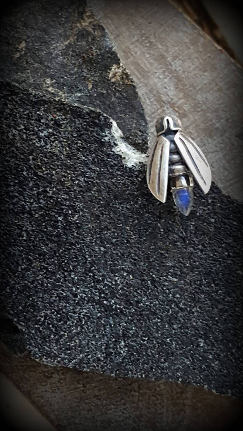 Mondstein Firefly Pin, Sterling Anstecknadel, Tie Tac, Insekt Herren Schmuck, Unisex Silber Mondstein Firefly Pin, Sterling Anstecknadel, Tie Tac, Insekt Herren Schmuck, Unisex Silber von TandBrie