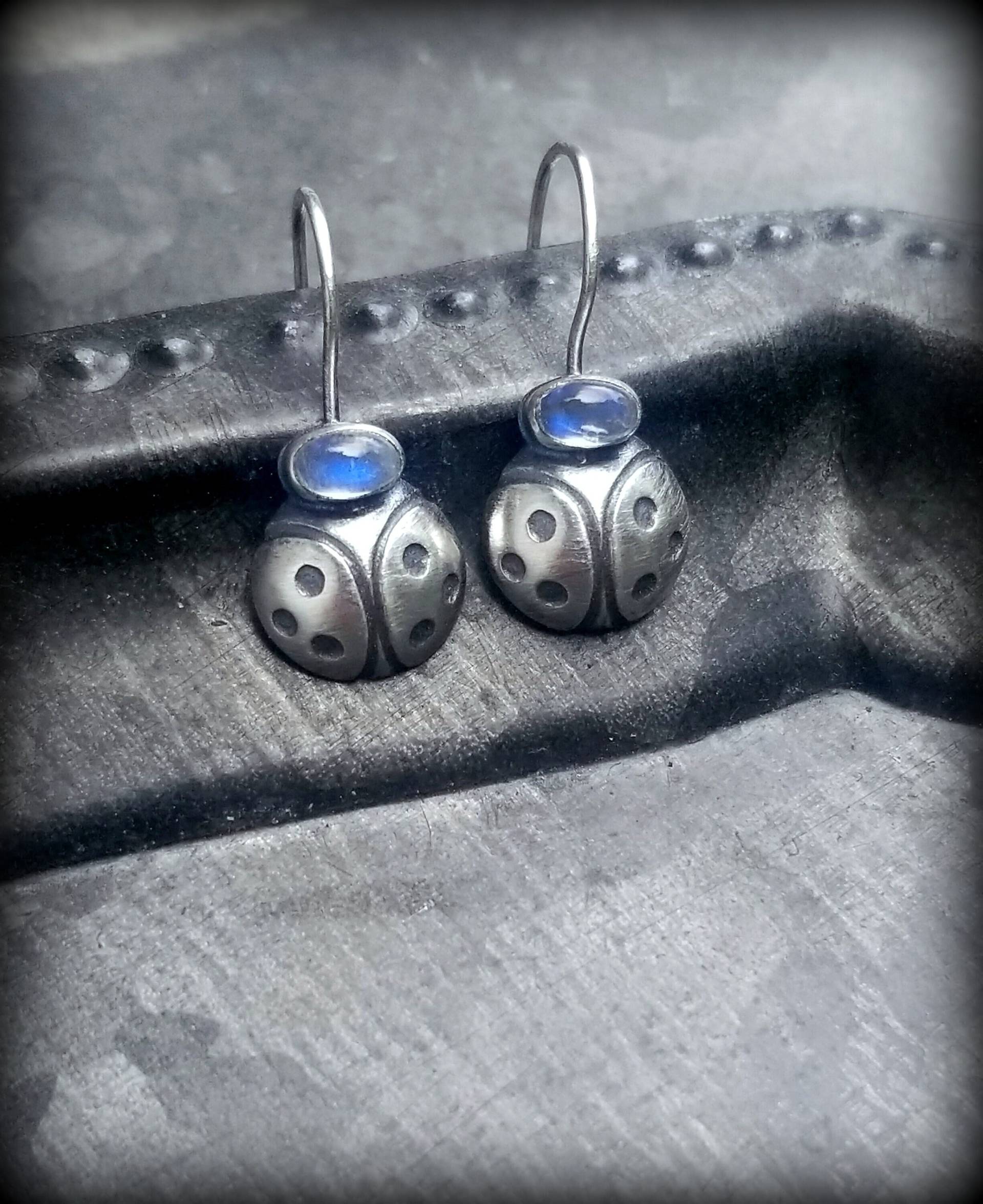 Mondstein Marienkäfer Ohrringe, Edelstein Marienkäfer, Adularia Ohrring, Silber Insekt Ohrstecker Mondstein Marienkäfer Ohrringe, Edelstein Marienkäfer, Adularia Ohrring, Silber Insekt Ohrstecker von TandBrie