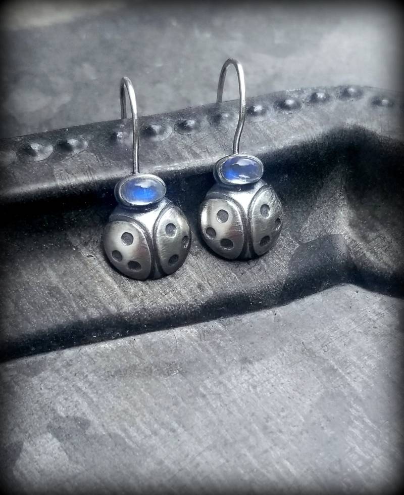 Mondstein Marienkäfer Ohrringe, Edelstein Marienkäfer, Adularia Ohrring, Silber Insekt Ohrstecker Mondstein Marienkäfer Ohrringe, Edelstein Marienkäfer, Adularia Ohrring, Silber Insekt Ohrstecker von TandBrie
