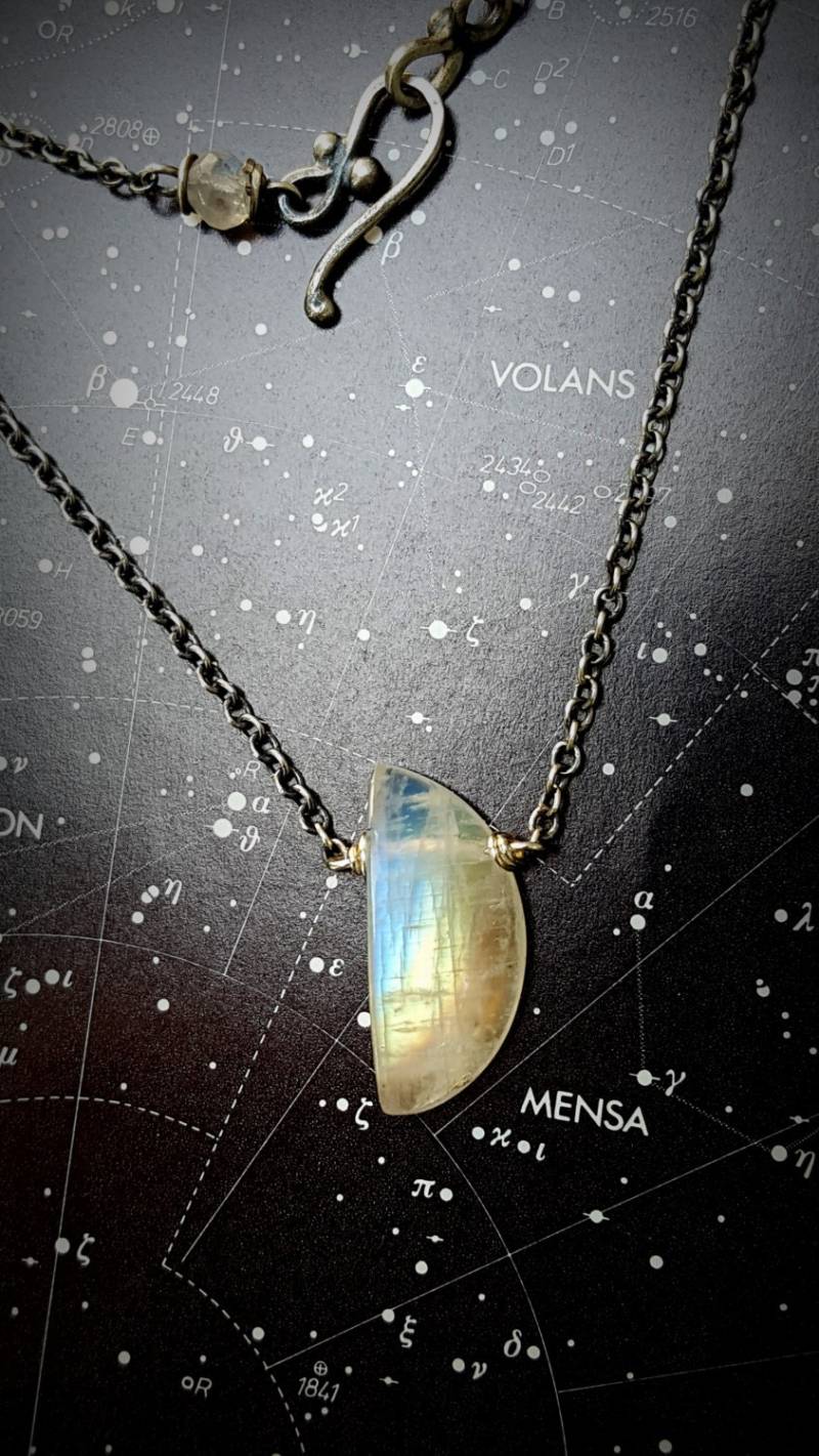 Regenbogen Mondstein Halskette, Schmuck, Kette, Halbmond Anhänger, Silberschmuck von TandBrie