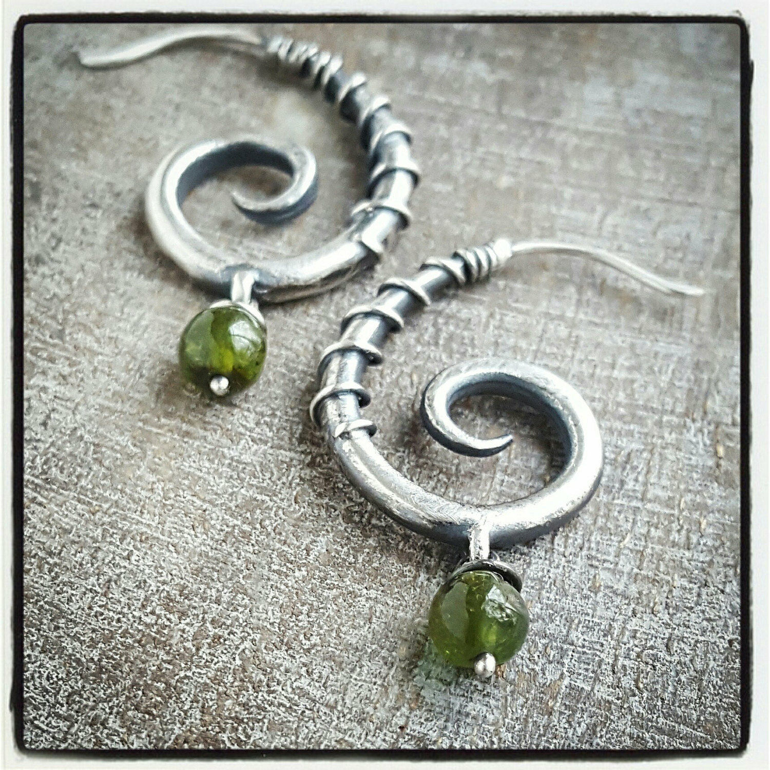 Sterling Silber Creolen, Spiral Creolen Mit Süsswasserperlen, Verjüngende Spiralen, Perle Tropfen Auf Sterling, Ein Juni Geburtsstein Sterling Silber Creolen, Spiral Creolen Mit Süsswasserperlen, Verjüngende Spiralen, Perle Tropfen Auf Sterling, Ein Juni Geburtsstein von TandBrie