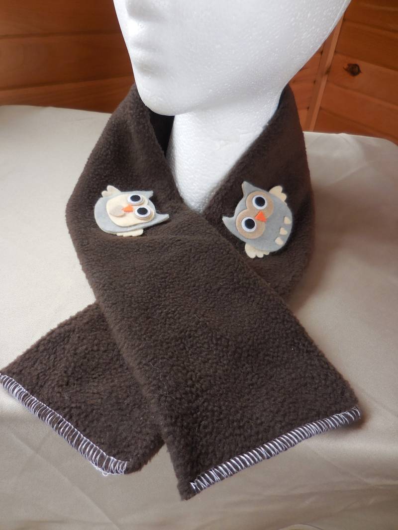 Brauner Fleeceschal Mit Eulen Brauner Fleeceschal Mit Eulen von TandDStichesPlus