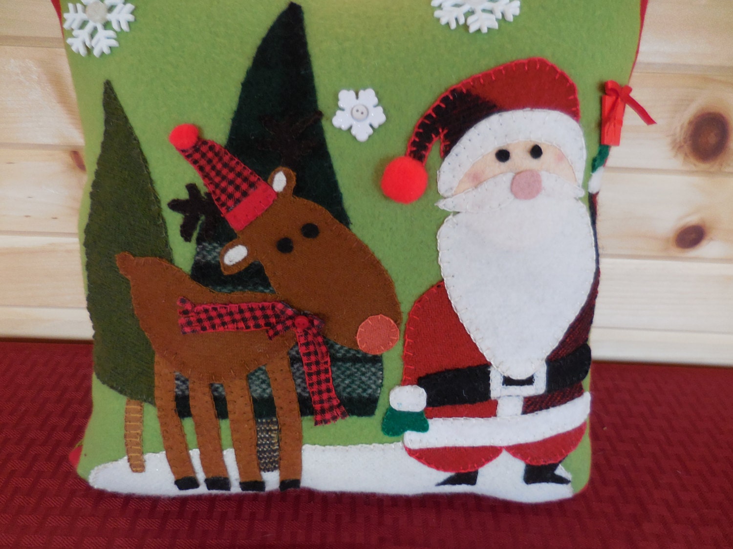 Weihnachtsmann Und Bullwinkle Kissen von TandDStichesPlus