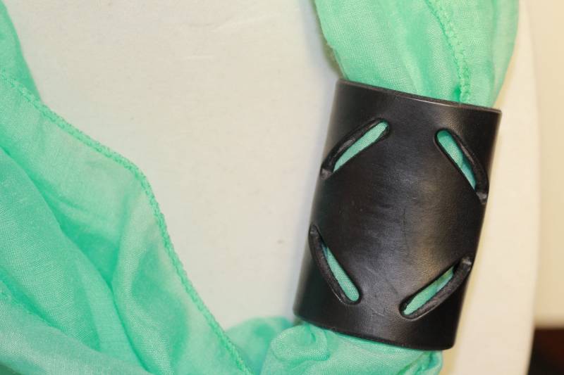 Aus Echtem Leder Handgefertigt Schwarz Einfache Schal Manschette Aus Echtem Leder Handgefertigt Schwarz Einfache Schal Manschette von TandJLeatherAccents