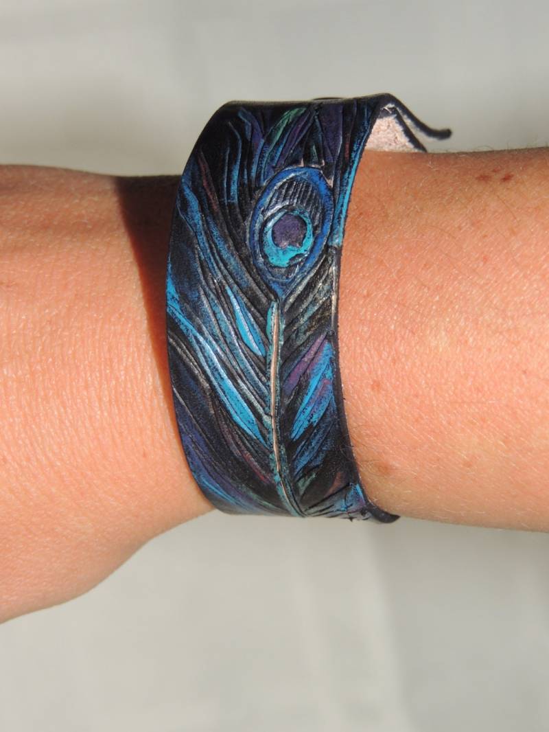 Hand Bemalt Lederarmband Oder Schal Manschette Mit Pfau Feder Design - Schwarze Basis von TandJLeatherAccents