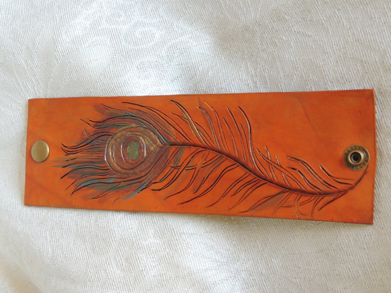 Hand Bemalt Lederarmband Oder Schal Manschette Mit Pfau Feder Design Hand Bemalt Lederarmband Oder Schal Manschette Mit Pfau Feder Design von TandJLeatherAccents