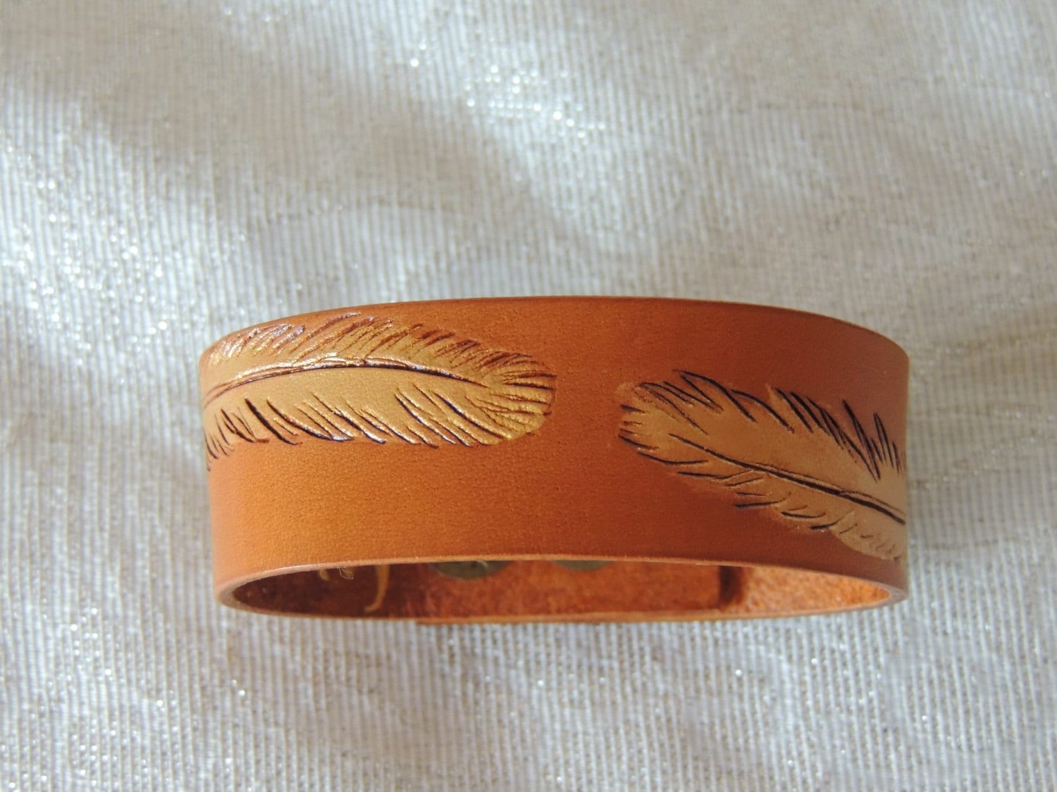 Handgemachte Goldfeder Armband Handgemachte Goldfeder Armband von TandJLeatherAccents