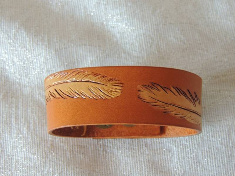 Handgemachte Goldfeder Armband Handgemachte Goldfeder Armband von TandJLeatherAccents