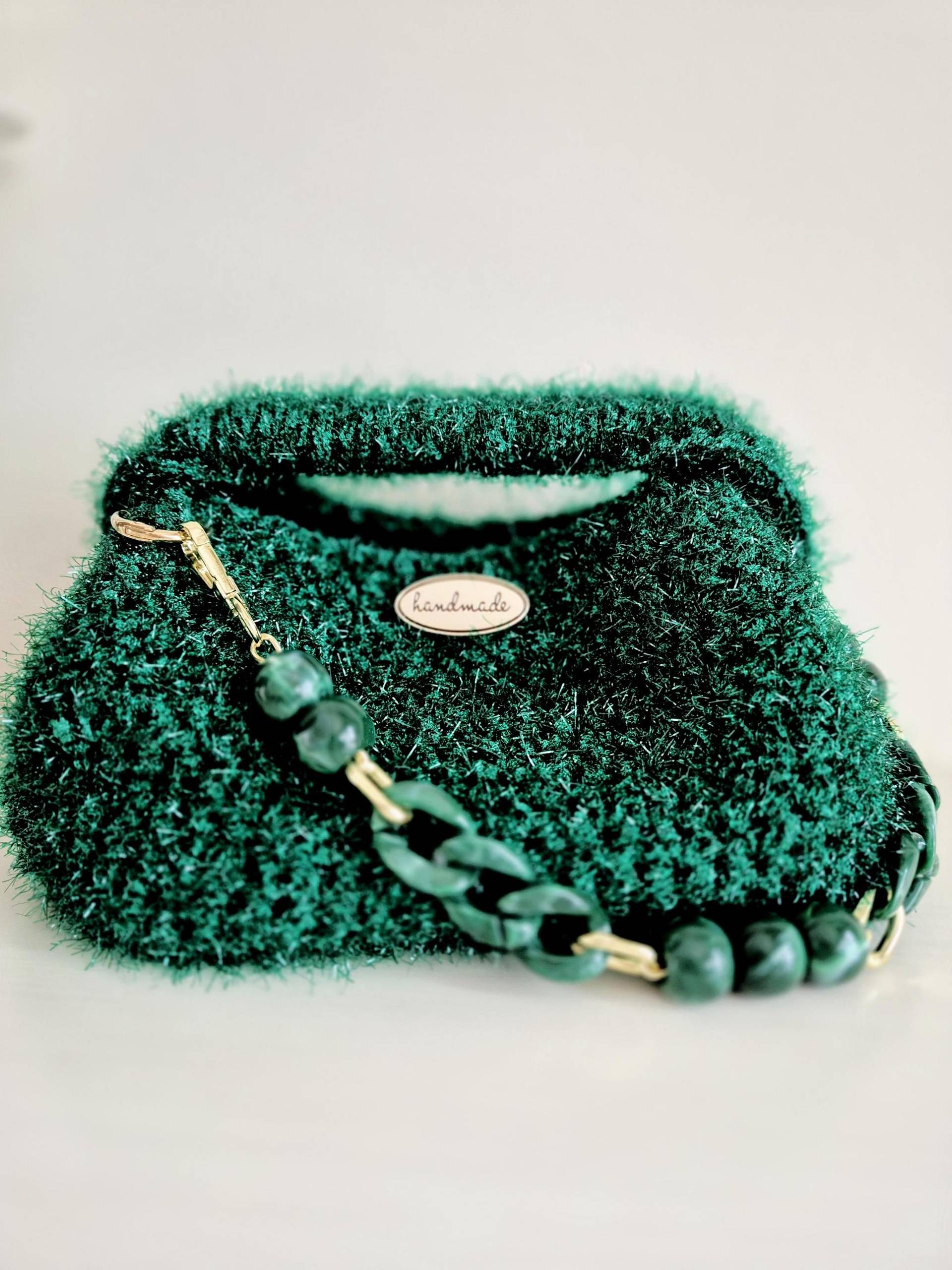 Gehäkelte-Smaragdgrüne Clutch-Aus Polyester-Garn, Flauschige Abendtasche Mit Perlenriemen - Elegante Boho Schultertasche von TandLHandmade
