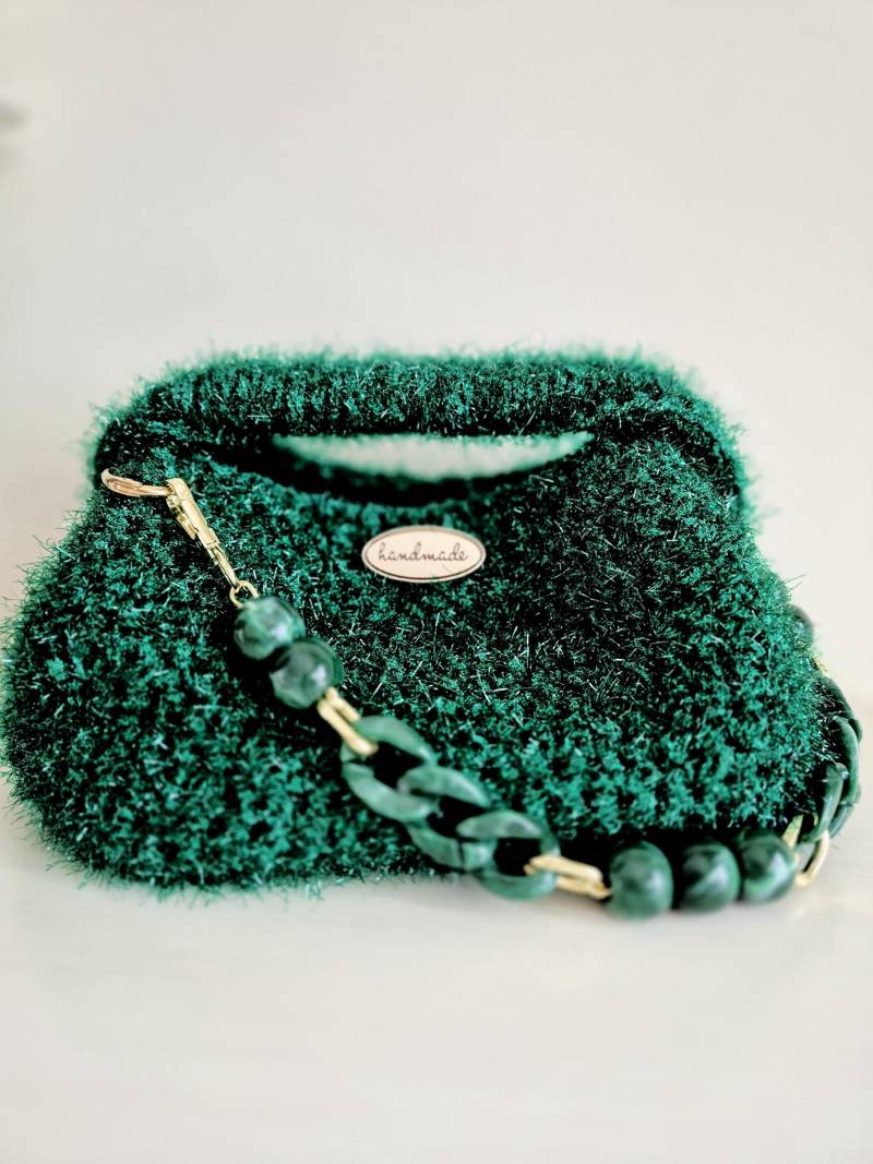 Gehäkelte-Smaragdgrüne Clutch-Aus Polyester-Garn, Flauschige Abendtasche Mit Perlenriemen - Elegante Boho Schultertasche von TandLHandmade