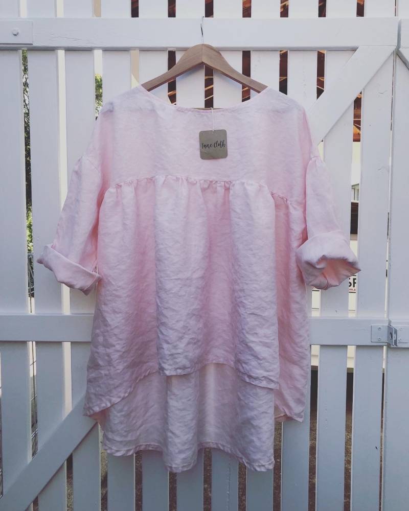 Baby Pink Leinen Prairie Bluse Mit Gathers Breite Passform Eine Größe Passt Am Meisten | Größere Größe Baby Pink Leinen Prairie Bluse Mit Gathers Breite Passform Eine Größe Passt Am Meisten | Größere Größe von TaneCloth
