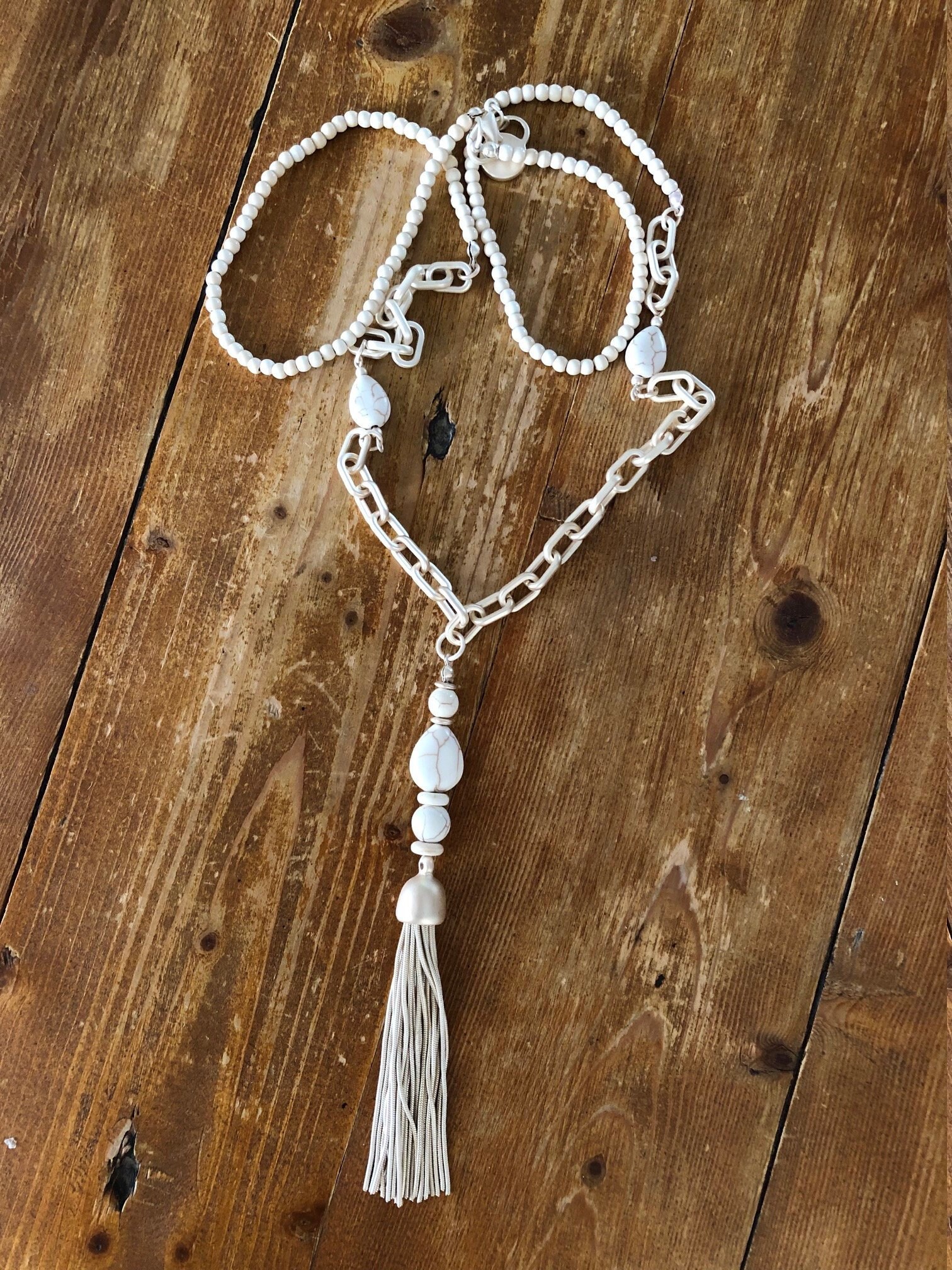 Handgefertigte Creme Perlen Halskette Handgefertigte Creme Perlen Halskette von TaneCloth