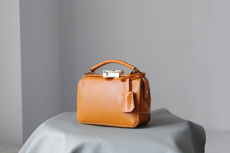 Custom Dulles Doktortasche-Damen Rindsleder Handtasche Handgefertigte Schultertasche von TangentLinearLeather