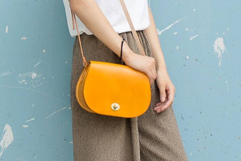 Damen Rindsleder Sattel Handtasche Handgemachte Schultertasche-Runde Form Voller Klappe von TangentLinearLeather