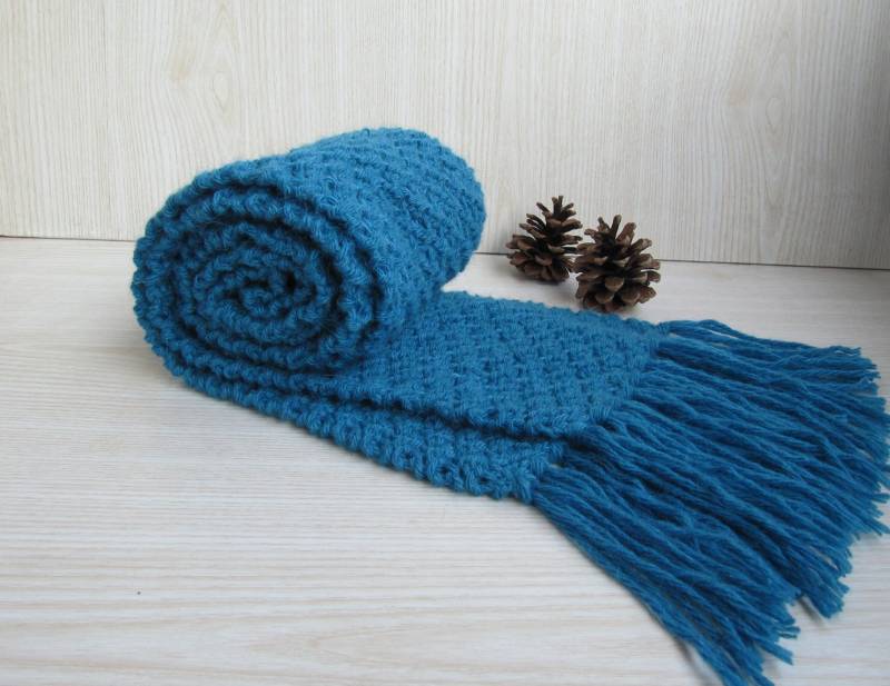 Blauer Handgestrickter Grobstrick Langer Unisex Weicher Schal, Handgemachter Winterschal von TaniaNeedleArt
