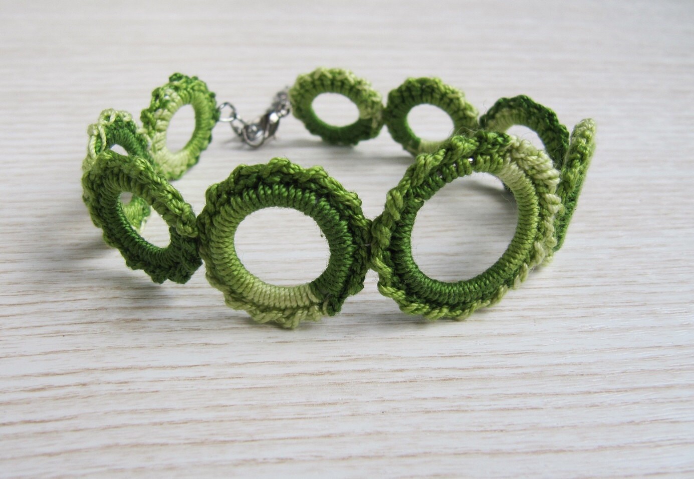 Crochet Ombre Grünen Armband, Handgemachte Fiber Armband Grün Melange Farbe, Textile Modeschmuck von TaniaNeedleArt