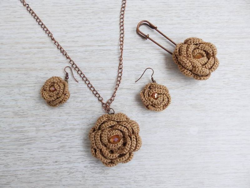 Gehäkelte Blumen Halskette Ohrringe Sicherheitsnadel Brosche Golden Textil Schmuck Set, Handgefertigter Set von TaniaNeedleArt