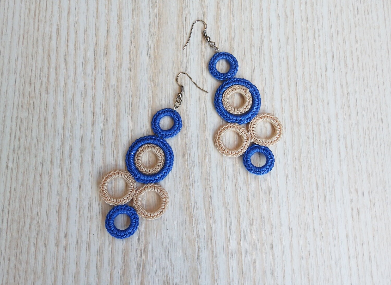 Gehäkelte Denim Blau Und Beige Farbe Combo Baumeln Ohrringe, Mode Häkeln Schmuck von TaniaNeedleArt