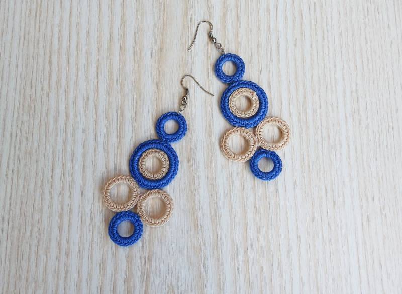 Gehäkelte Denim Blau Und Beige Farbe Combo Baumeln Ohrringe, Mode Häkeln Schmuck von TaniaNeedleArt