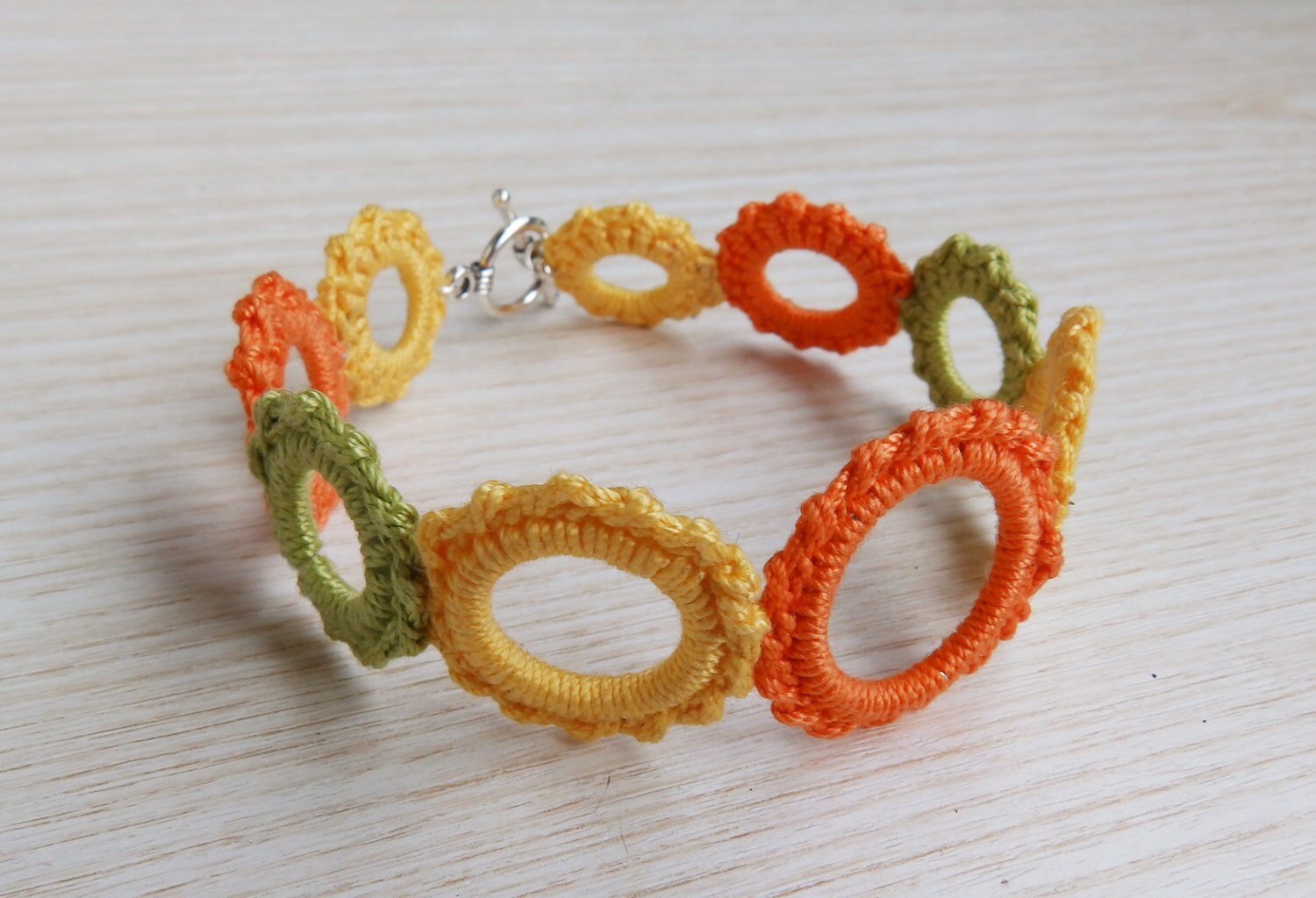 Gehäkelte Hoop Textil Armband in Sommerfarben, Handgemachtes Faser von TaniaNeedleArt