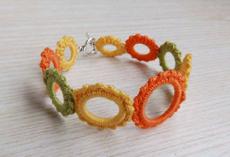 Gehäkelte Hoop Textil Armband in Sommerfarben, Handgemachtes Faser von TaniaNeedleArt