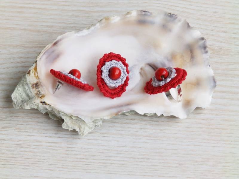Gehäkelte Rot Grau Fibre Ellipse Ring Und Ohrstecker Holzperlen, Häkelschmuck Textilschmuck Set von TaniaNeedleArt