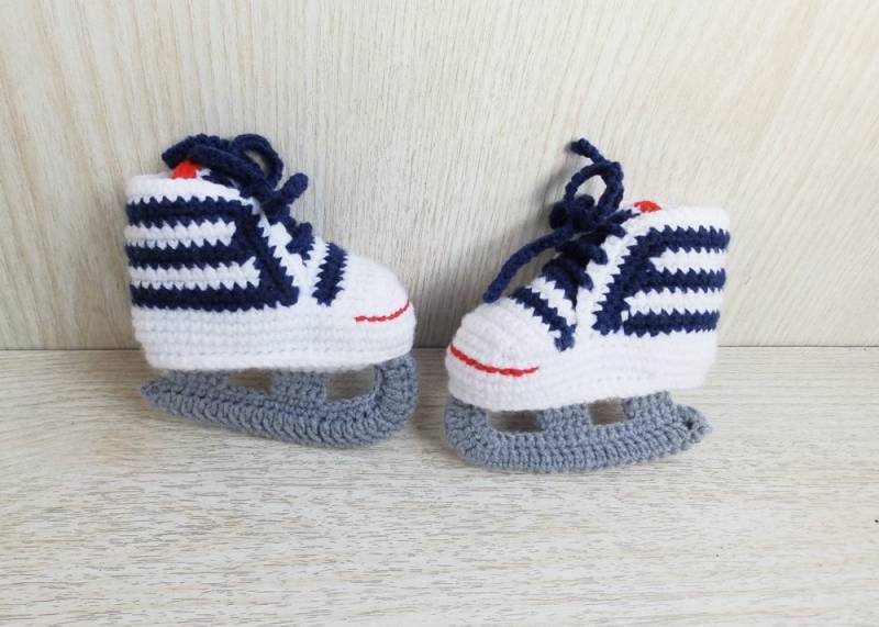 Gehäkelte Schlittschuhe Booties, Gehäkelte Baby Schlittschuh-Schuhe, Hockey Outfit, Gehäkeltes Baby-Dusche-Geschenk von TaniaNeedleArt