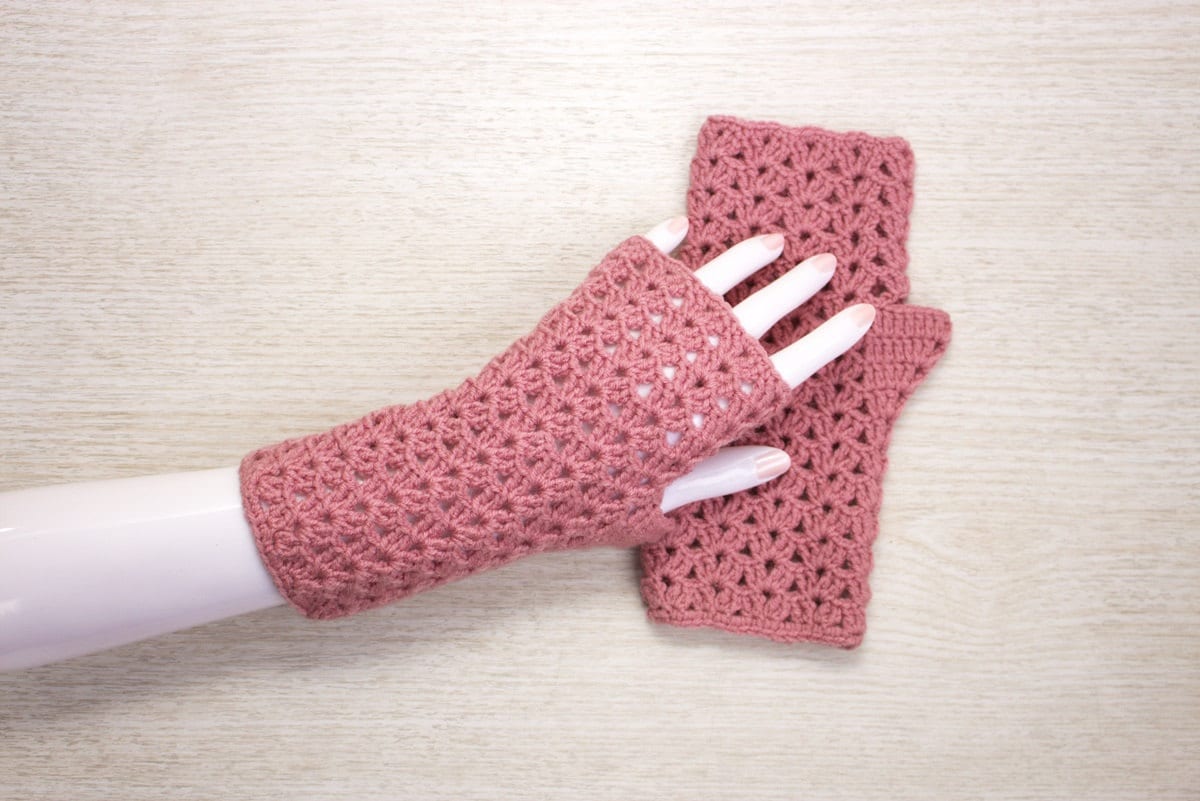 Häkeln Sie Rosafarbene Nahtlose Fingerlose Handschuhe, Handgemachte Rosa Wollfrauen-Handschuhe von TaniaNeedleArt