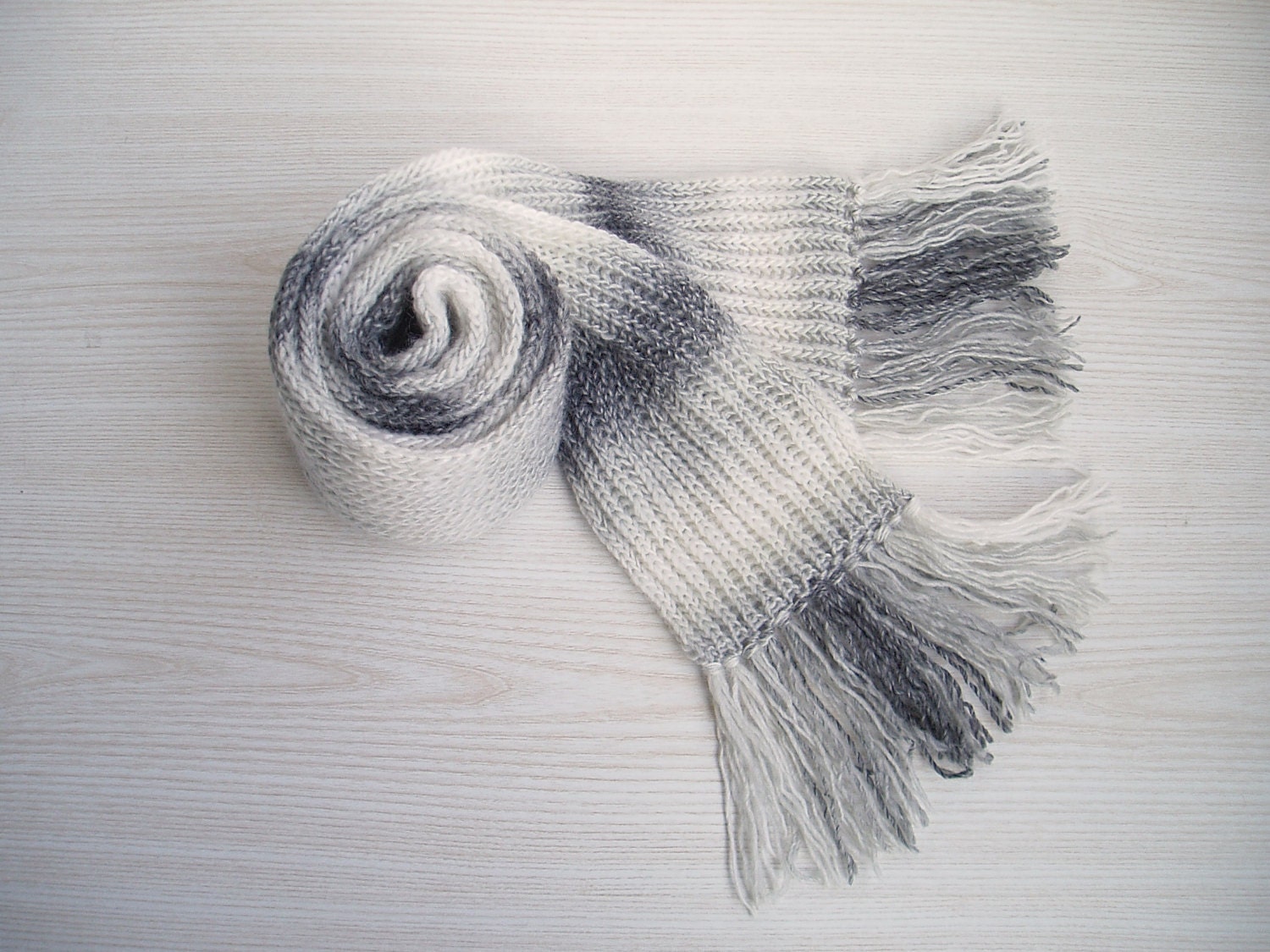 Handgestrickte Extra Lange Unisex Winter Schal, Weiß Grau Melange Merinowolle Strickschal von TaniaNeedleArt