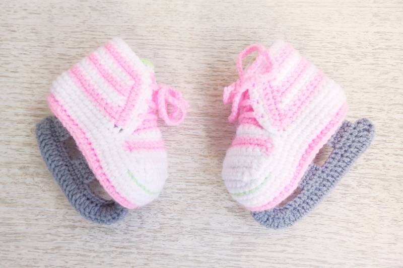 Schlittschuhe Häkeln Baby Booties, Gehäkelte Eiskunstlaufschuhe, Skating Outfit von TaniaNeedleArt